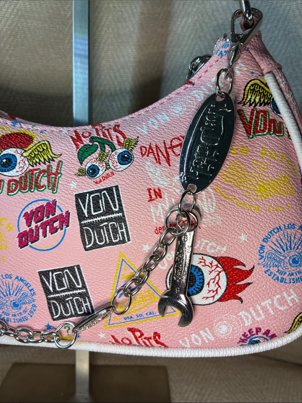 Von Dutch Pink Graphic Logo Shoulder Bag with Chain Detail - Picture 3 of 12